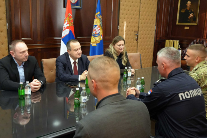 Ministar unutrašnjih poslova Ivica Dačić primio I nagradio policajce koji su šetali do Manastira za bolesno dete