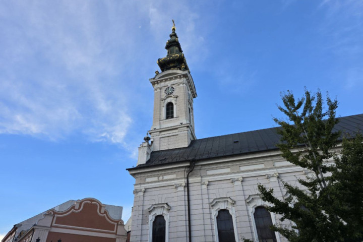 Počela liturgija i parastos stradalima na Železničkoj stanici, u Sabornoj Crkvi u Novom Sadu