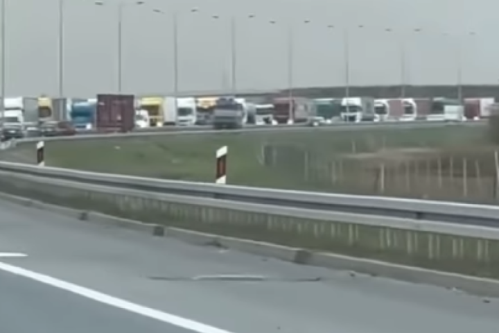 Kolaps na ulazu u Beograd iz smera Novog Sada, kolone duge preko 10 kilometara, vozovi još uvek ne saobraćaju