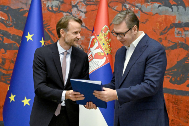 Vučić nakon uručenja Izveštaja EK poručio da je EU strateški cilj Srbije, Fon Bekerat upozorio da su reforme usporene