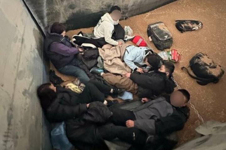 Migranti u tovaru pšenice na graničnom prelazu Šid