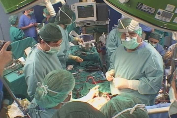 Lekari iz Škotske i SAD izveli prvu robotsku operaciju moždanog udara na svetu