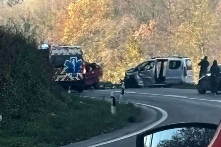 Saobraćajna nezgoda kod Ovčarsko-kablarske klisure: Više osoba povređeno, vozila uništena, vatrogasci izvlače ljude