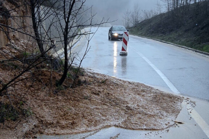 Stena pala na golf na Ibarskoj magistrali kod Baljevca, nije bilo povređenih