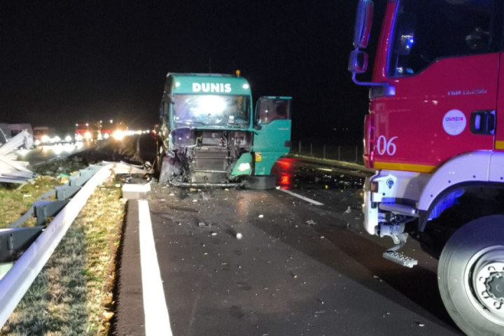 Prevrnula se cisterna na autoputu kod Novog Sada, curi nepoznata materija, vatrogasci na terenu