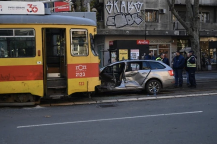 Detalji i prva fotografija sa mesta teške nezgode u Beogradu, automobil podleteo pod tramvaj, vozač na reanimaciji