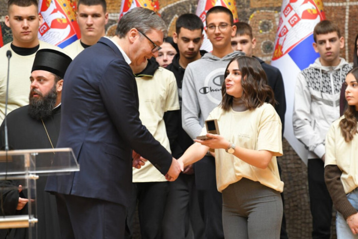 Predsednik Vučić sa decom iz Vukovara: Koreni su najvažniji oslonac svakog čoveka