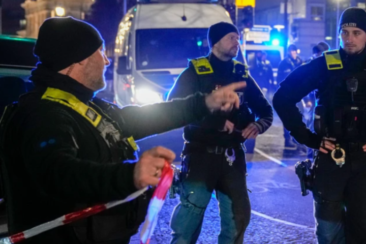 UPUCAN SA TRI METKA U STOMAK I JEDNIM U GLAVU: Poznato stanje Srbina koji je teško povređen ispred kluba u Dizelforfu