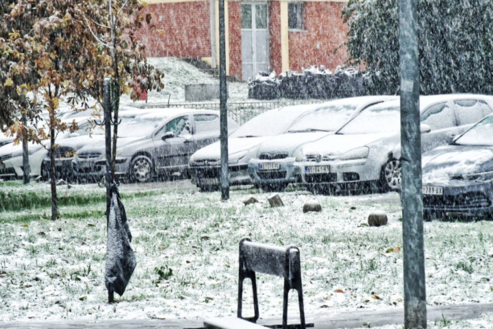Na pojedinim deonicama ima snega do pet centimetara, učestali odroni kod Zaječara