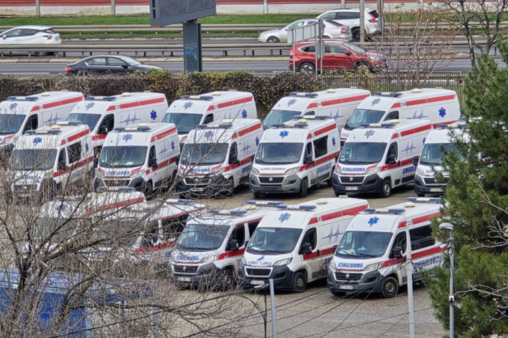 Beogradska hitna pomoć intervenisala više od 100 puta: Jedna osoba teško povređena u saobraćajnoj nezgodi u Zemunu