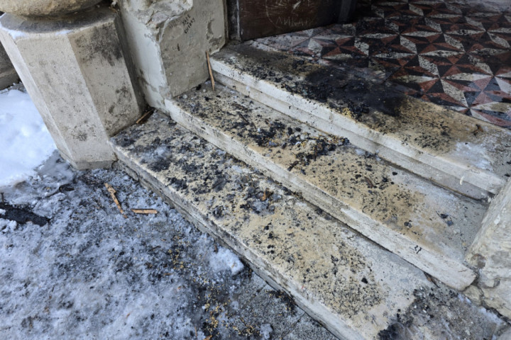 Užasan vandalizam u Novom Sadu, nepoznata osoba zapalila vrata Crkve tokom ranog jutra