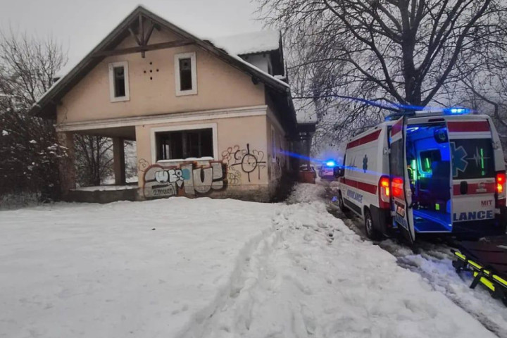 Nepoznata osoba pala sa preko 5 metara visine u napuštenom objektu u Novom Sadu