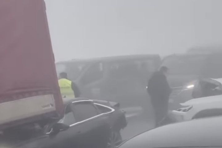 Veliki broj automobila učestvovao u stravičnom lančanom sudaru kod Lučana, više osoba povređeno