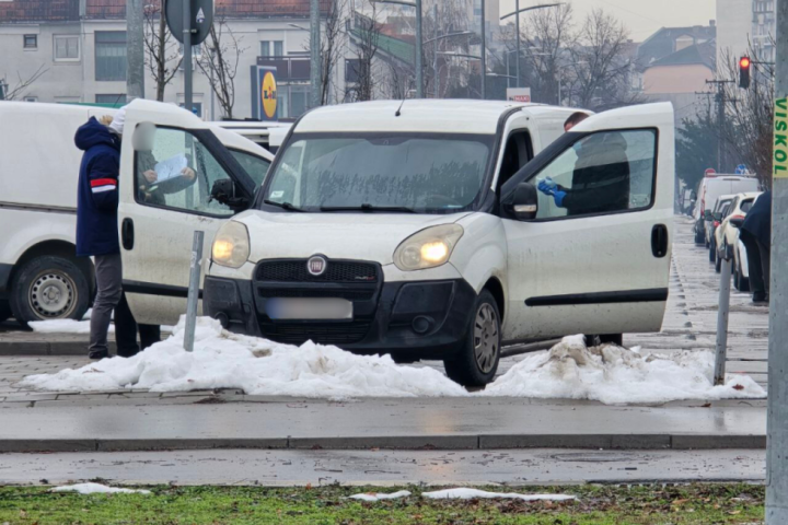 Filmska potera u Novom Sadu, muškarac bežao policiji u Fiat Doblu, uhapšen ispred poznatog tržnog centra
