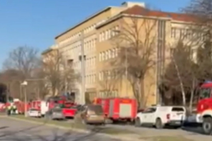 PRVE SLIKE POŽARA U SPECIJALI! Veliki broj vatrogasaca ispred suda za organizovani kriminal!