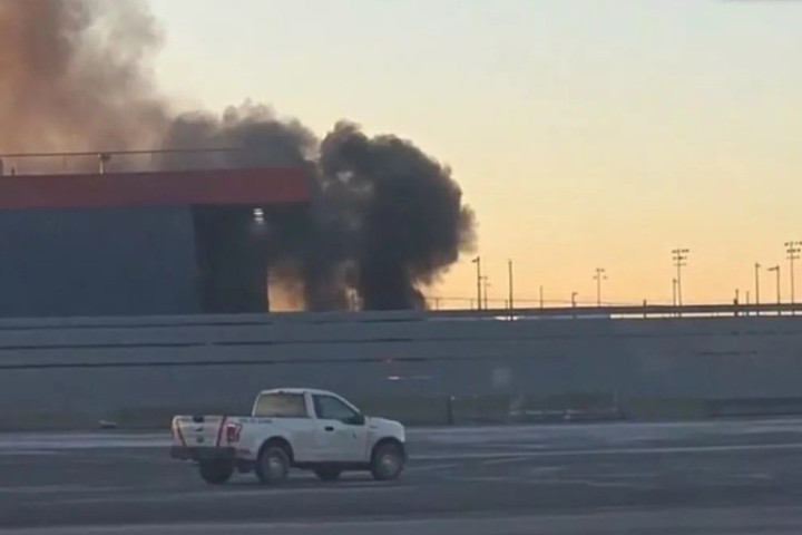 Gori aerodrom u Njujorku: Gust dim prestravio putnike, vatrogasci na licu mesta