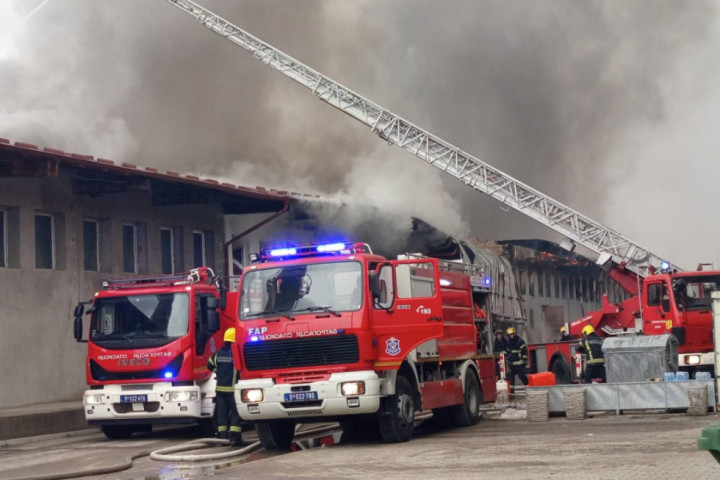 Požar progutao industrijsku zonu u Novom Pazaru: Vatrogasci se i dalje bore sa plamenom, borba traje satima