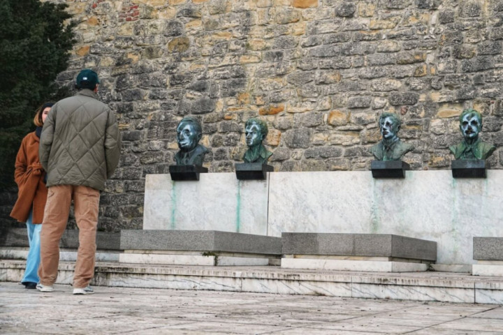 Spomenici narodnih heroja na Kalemegdanu vandalizovani u toku noći, iscrtani kukasti krstovi