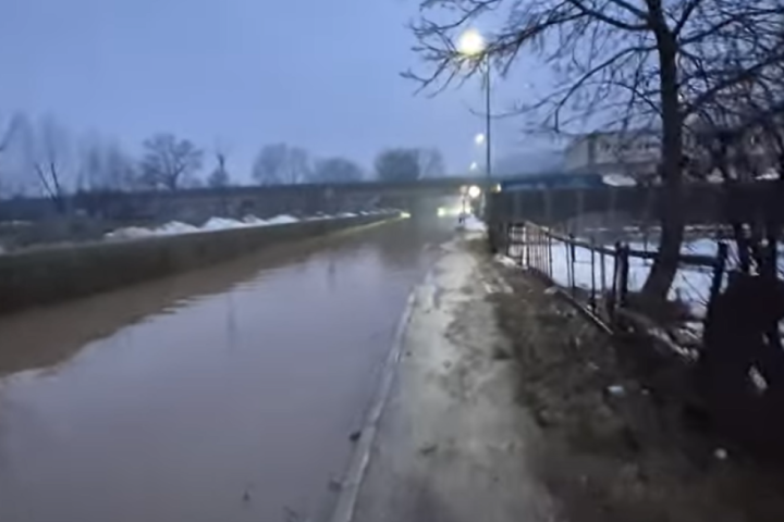 Izlila se reka Bosna u Kaknju: Zatvoren put