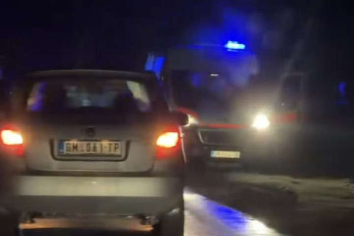 Teška nezgoda u mestu Mlakovac kod Gornjeg Milanovca: Nakon sudara sa kamionom, muškarca izvlačili vatrogasci- spasioci