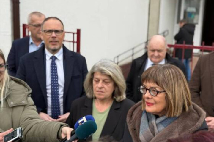 Predsednica Pokrajinske vlade Maja Gojković posetila Osnovnu školu „Veljko Vlahović“ u Kruščiću, kreće rekonstrukcija krova fiskulturne sale