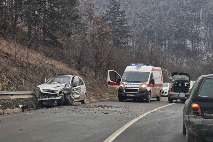 Težak udes u klisuri reke Despotovice! Direktan sudar dva automobila: Hitne službe na terenu