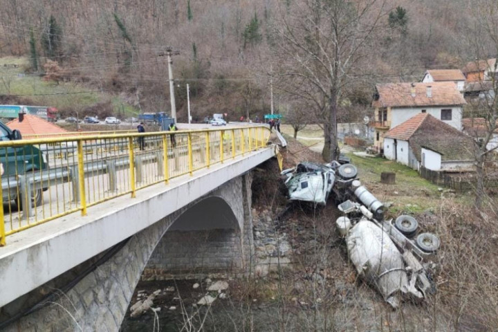 Kamion sleteo sa mosta u Ljuboviji, vozač hitno prevezen u bolnicu