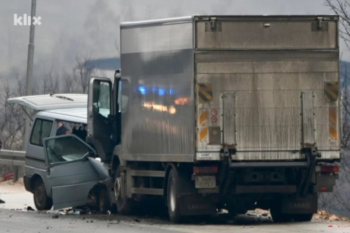 Prve fotografije stravičnog udesa kamiona i kombija na putu Sarajevo - Pale: Poginula žena, čak 8 povređenih