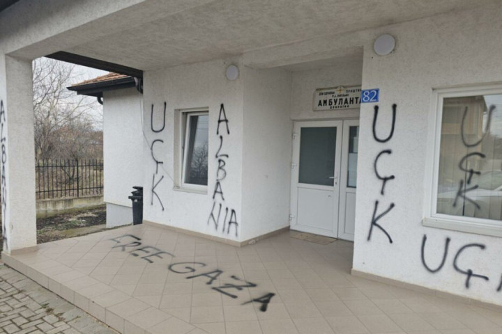 Albanac na ambulanti u Dobrotinu kod Lipljana ispisao grafite koji veličaju terorističku "UČK"