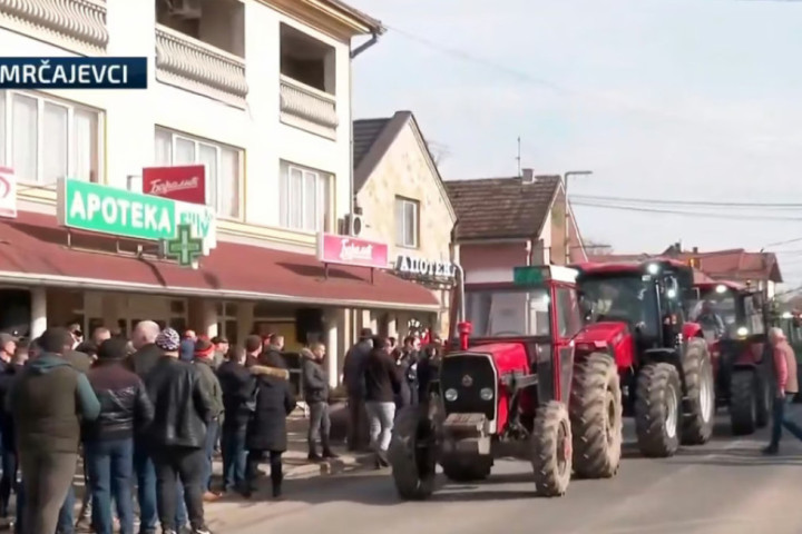 Mlekari blokirali Ibarsku magistralu kod Mrčajevaca, traže kontrolu uvoza i prelevmane