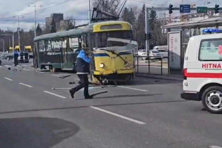 Stravična nezgoda u Sarajevu: Tramvaj iskočio iz šina i udario u stanicu, jedna osoba poginula, četiri povređeno
