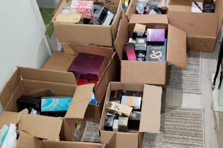 Velika akcija policije u više gradova, oduzeta velika količina falsifikovanih parfema (FOTO GALERIJA)