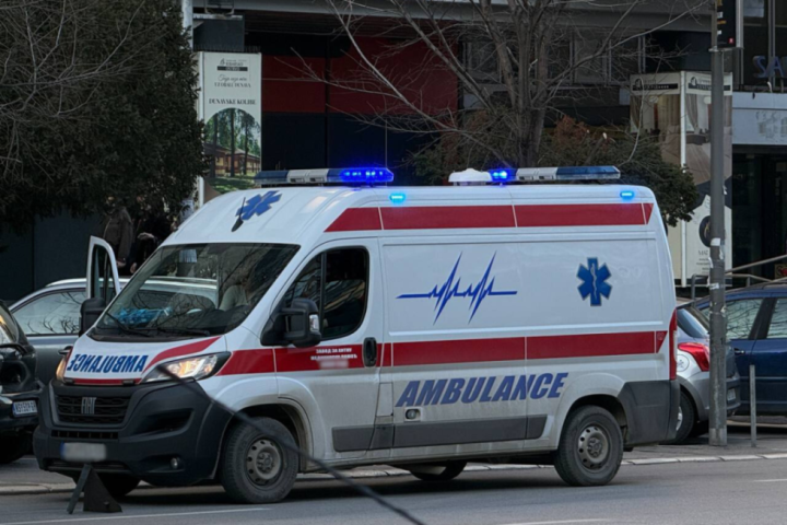 Hitna pomoć: Pet saobraćajnih nezgoda, lekari više puta pružali pomoć vernicima kod Hrama Svetog Save