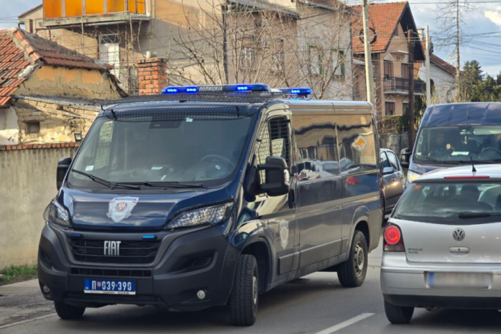 Muškarac (41) izboden u stanu na Čukarici: Hitna pomoć i policija na terenu