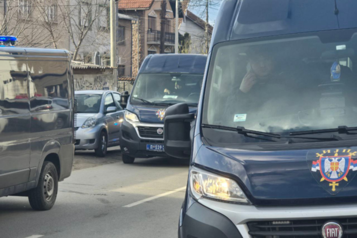 Zaplenjeno više od pola kilograma kokaina, marihuana, više vozila i arsenal oružja, uhapšene tri osobe u Nišu