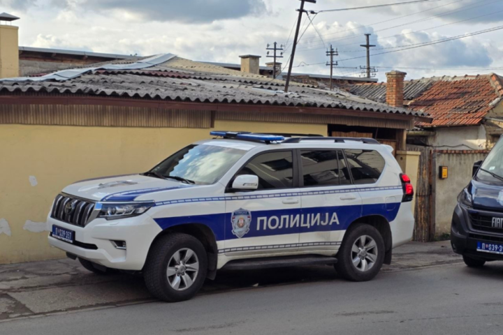 Hapšenje u Mladenovcu: Pregledom automobila pronađeno automatsko oružje i municija, uhapšen muškarac