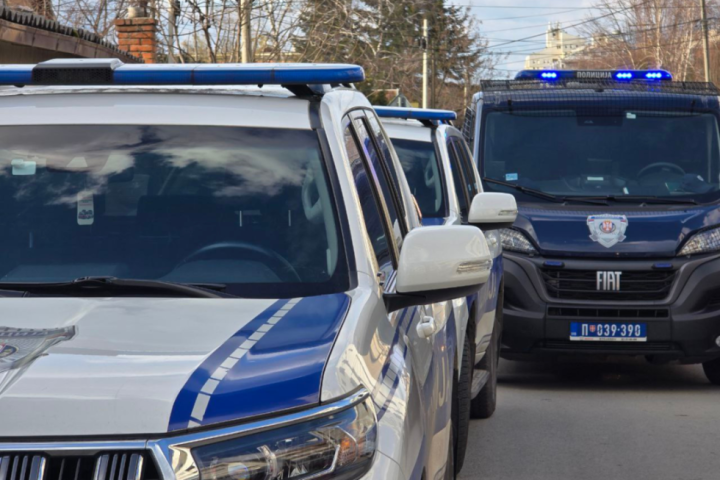 Policija pretresla parkirano vozilo u kojem je pronašla 1,2 kilogram droge: Traga se za vlasnikom "alfe"