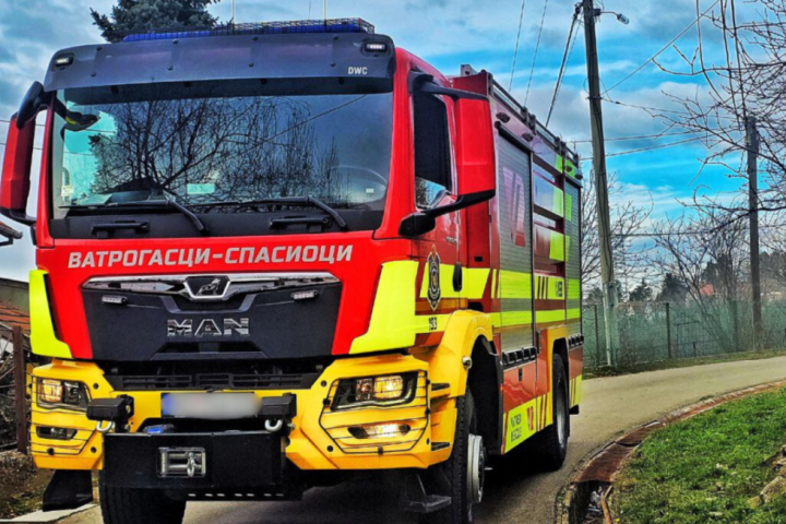 Audi raznet u eksploziji u Sremskoj Mitrovici