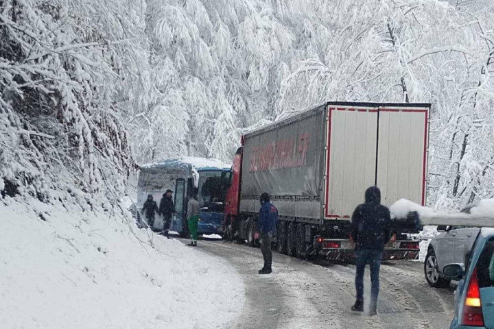 Haos na Kadinjači: Sudar autobusa i kamiona, saobraćaj u prekidu