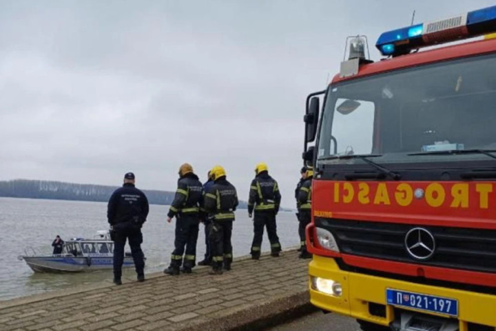 PRVE FOTOGRAFIJE DRAME NA ADI HUJI: Auto sleteo u Dunav, 12 vatrogasaca učestvovalo u spasavanju