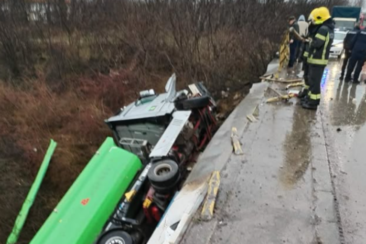 Kamion sleteo sa mosta na izlazu iz Bačkog Petrovca