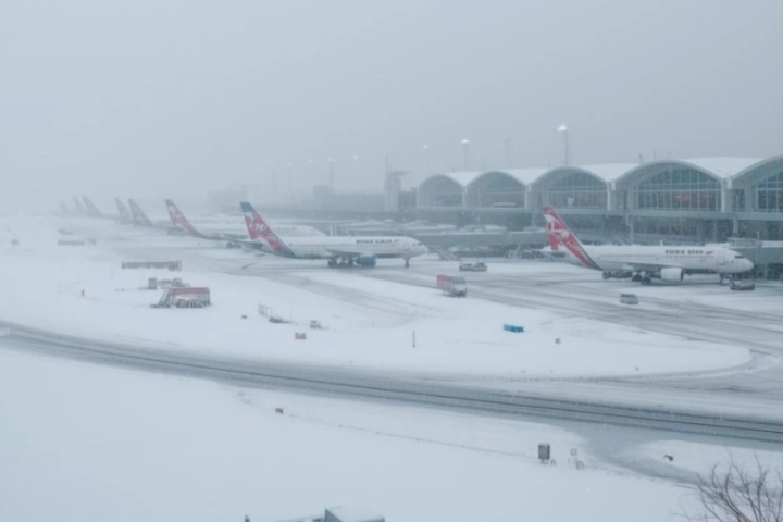 Zimska oluja privremeno zaustavila letove na aerodromu u Beču, biće kašnjenja ceo dan, haos i na putevima