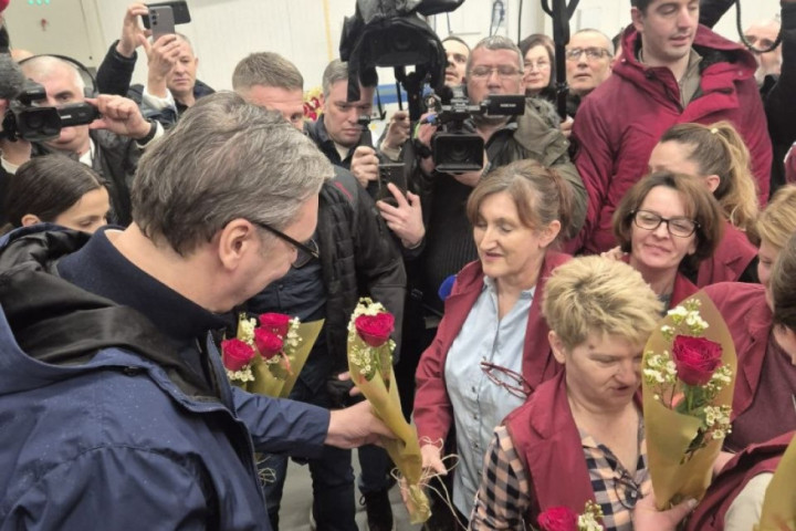 Vučić u obilasku Jumka: Zaposlićemo još žena u Rudnoj Glavi, za sve zaposlene 20.000 dinara za 8. mart
