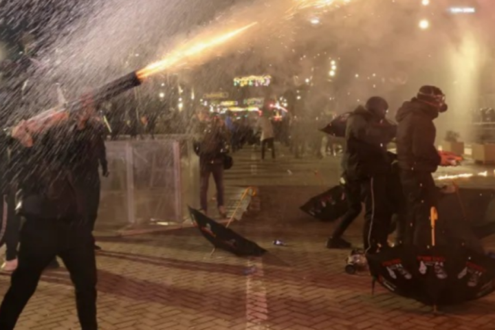 Protesti u Tirani: Opozicija napada policiju, Edi Rama na ivici pada!