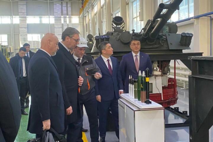 Vučić u Astani u obilasku vojne izložbe kazahstanske kompanije namenske industrije