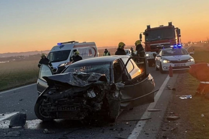Teška saobraćajna nezgoda na Zrenjaninskom putu: Direktan sudar dva automobila, povređeno više osoba