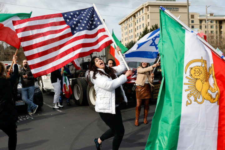 Protesti širom SAD, negde se slavi pogibija Hamneija a negde kritikuju napadi na Iran