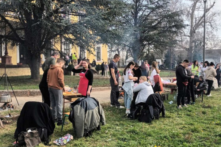 „Opasulji se“ u Futogu: Mladi kuvaju pasulj i promovišu zajedništvo i borbu protiv vršnjačkog nasilja