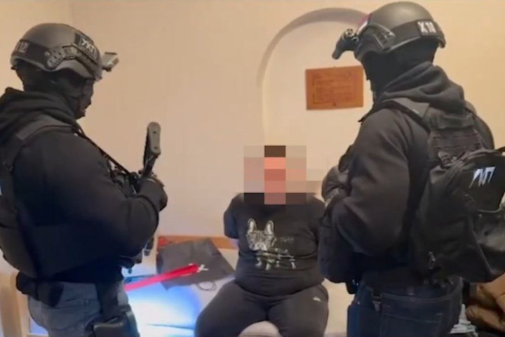 U akciji policije u Beogradu i Subotici uhapšeno 9 krijumčara: Prevezli više od 70 migranata, kod njih nađeno 100.000 evra i pištolj