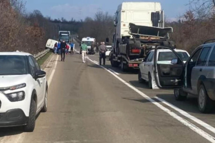 Teška saobraćajna nezgoda kod Knića: U direktnom sudaru jedna osoba poginula, četiri povređeno